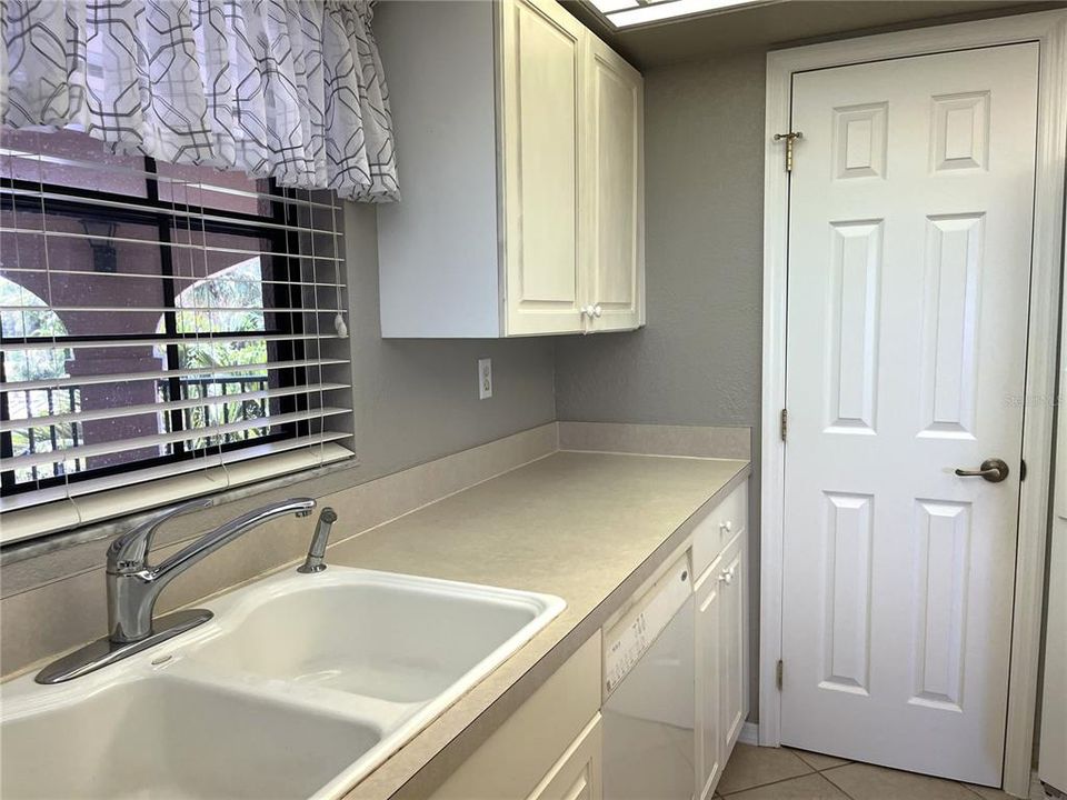 For Sale: $169,000 (2 beds, 2 baths, 1405 Square Feet)