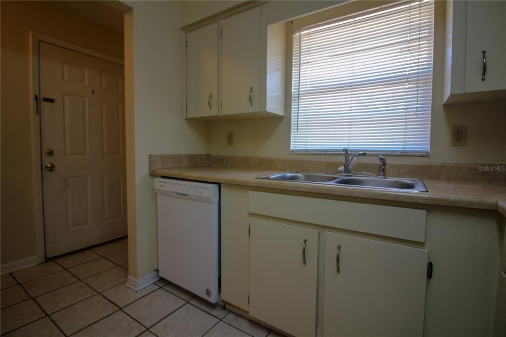 Active With Contract: $1,450 (2 beds, 2 baths, 891 Square Feet)
