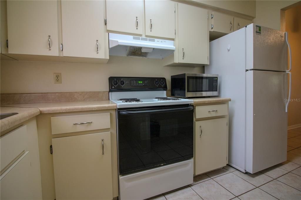 Active With Contract: $1,450 (2 beds, 2 baths, 891 Square Feet)