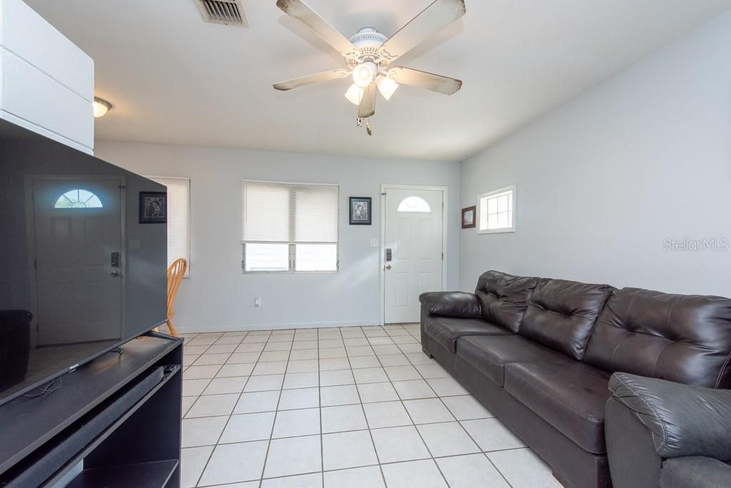 Active With Contract: $275,000 (2 beds, 1 baths, 726 Square Feet)