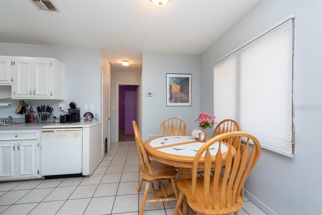 Active With Contract: $275,000 (2 beds, 1 baths, 726 Square Feet)