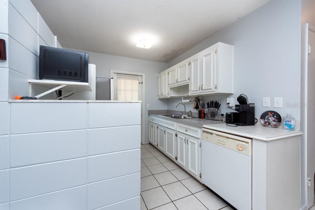 Active With Contract: $275,000 (2 beds, 1 baths, 726 Square Feet)