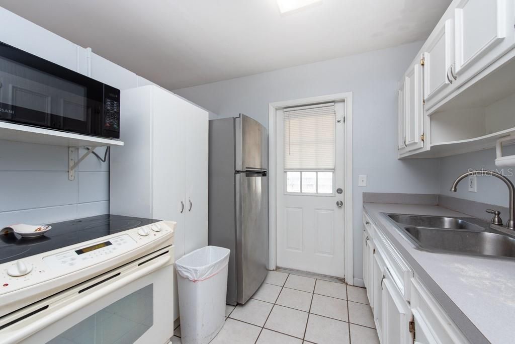 Active With Contract: $275,000 (2 beds, 1 baths, 726 Square Feet)