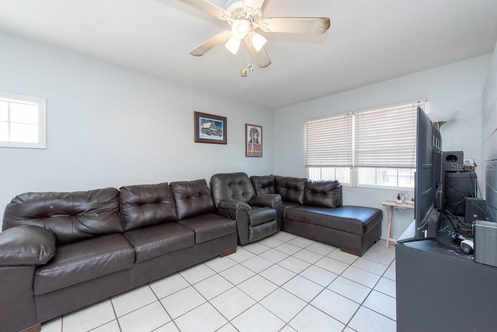 Active With Contract: $275,000 (2 beds, 1 baths, 726 Square Feet)