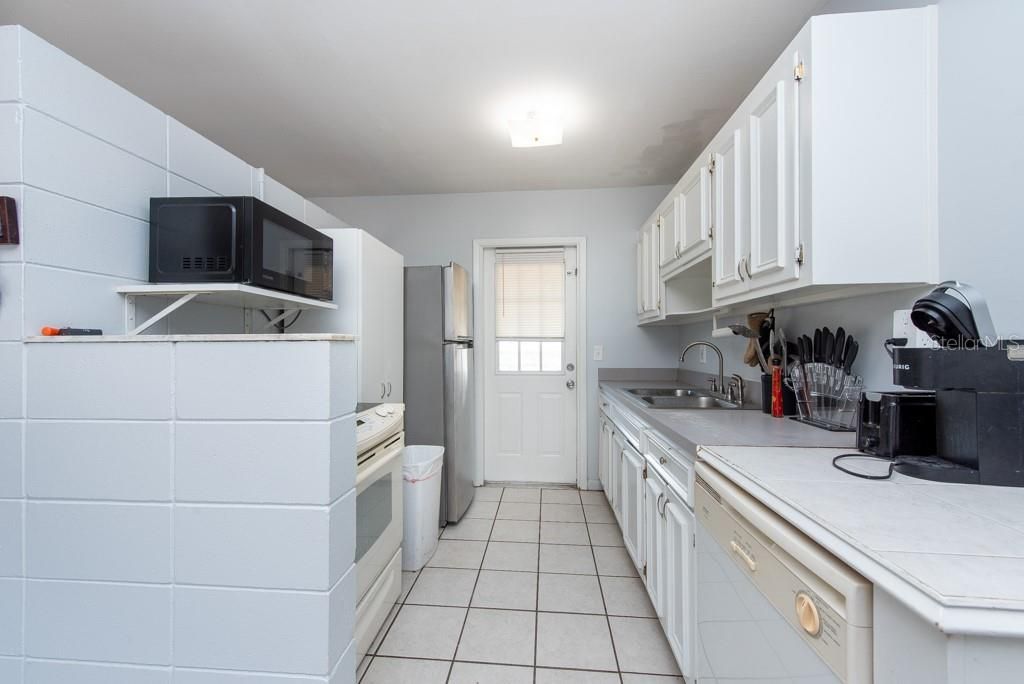 Active With Contract: $275,000 (2 beds, 1 baths, 726 Square Feet)