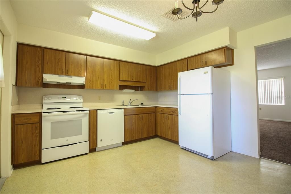 For Rent: $1,450 (2 beds, 1 baths, 865 Square Feet)