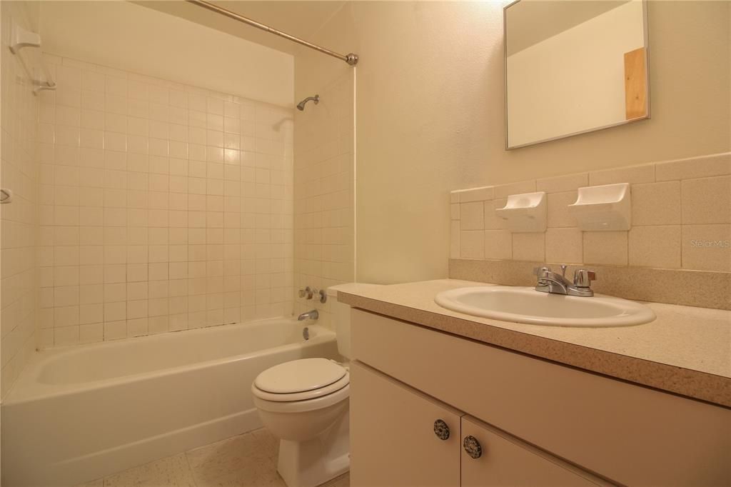 For Rent: $1,450 (2 beds, 1 baths, 865 Square Feet)