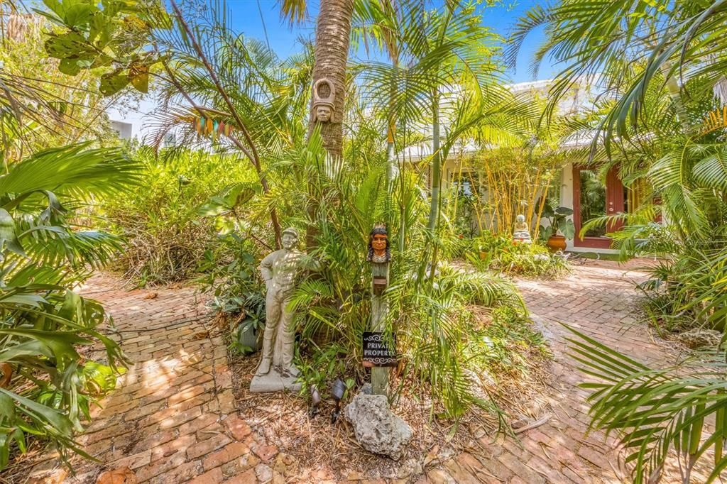 Recently Sold: $3,750,000 (3 beds, 2 baths, 2551 Square Feet)