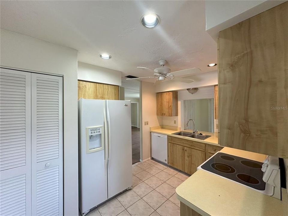 Active With Contract: $1,750 (2 beds, 2 baths, 1566 Square Feet)