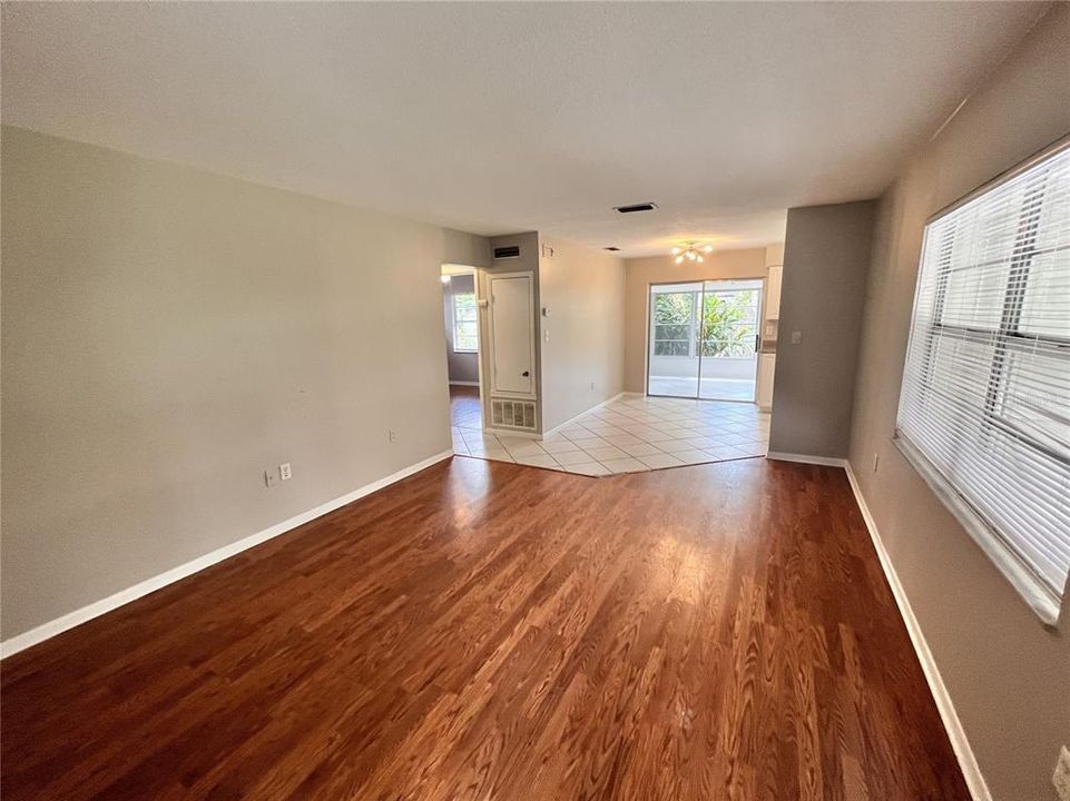 Active With Contract: $1,749 (2 beds, 1 baths, 800 Square Feet)
