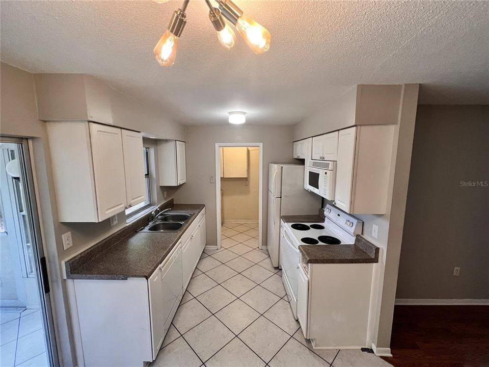 Active With Contract: $1,749 (2 beds, 1 baths, 800 Square Feet)