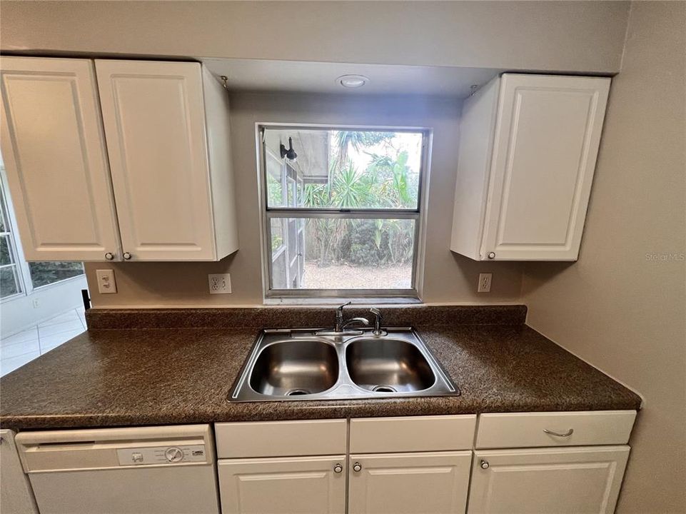 Active With Contract: $1,749 (2 beds, 1 baths, 800 Square Feet)