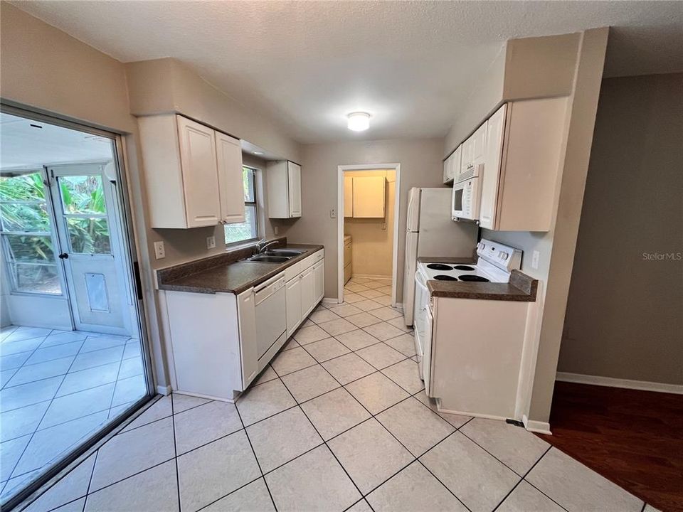 Active With Contract: $1,749 (2 beds, 1 baths, 800 Square Feet)