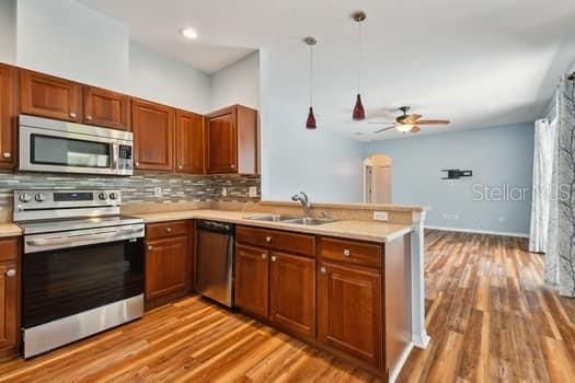 Spacious Kitchen with pull-out drawers in cabinets