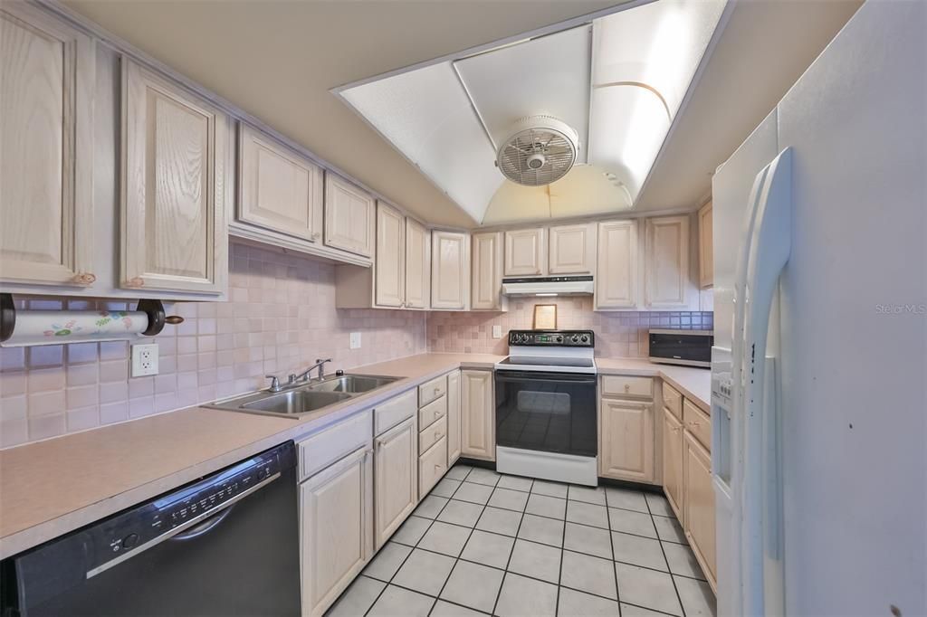 For Sale: $229,000 (2 beds, 2 baths, 1370 Square Feet)