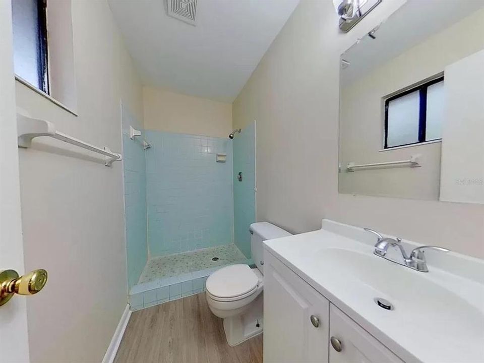 合同活跃: $1,800 (4 贝兹, 2 浴室, 1269 平方英尺)