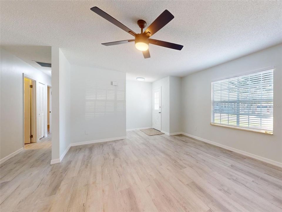 Active With Contract: $279,900 (2 beds, 2 baths, 1124 Square Feet)