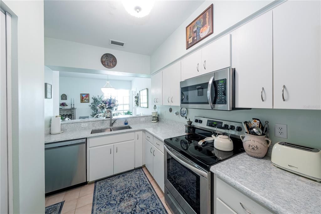 For Sale: $239,000 (2 beds, 2 baths, 1045 Square Feet)