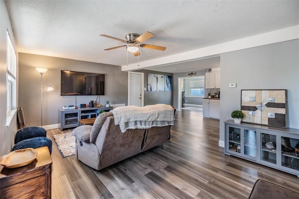 Active With Contract: $220,000 (2 beds, 1 baths, 956 Square Feet)