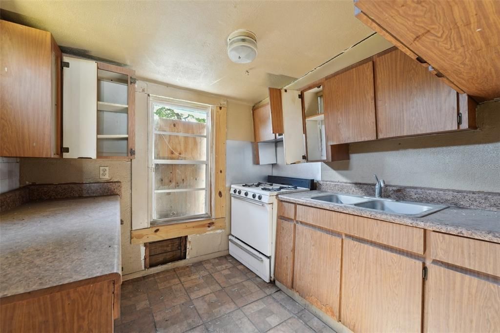 For Sale: $340,000 (2 beds, 1 baths, 860 Square Feet)