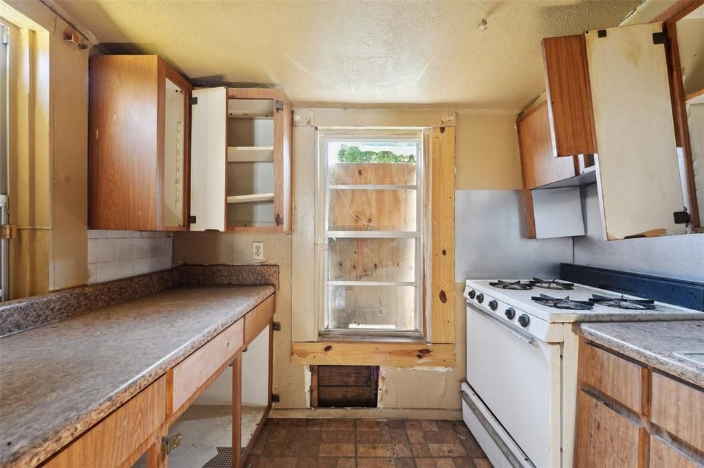 For Sale: $340,000 (2 beds, 1 baths, 860 Square Feet)