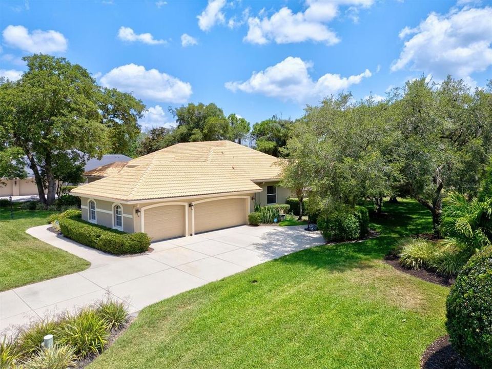 For Sale: $830,000 (3 beds, 3 baths, 2731 Square Feet)