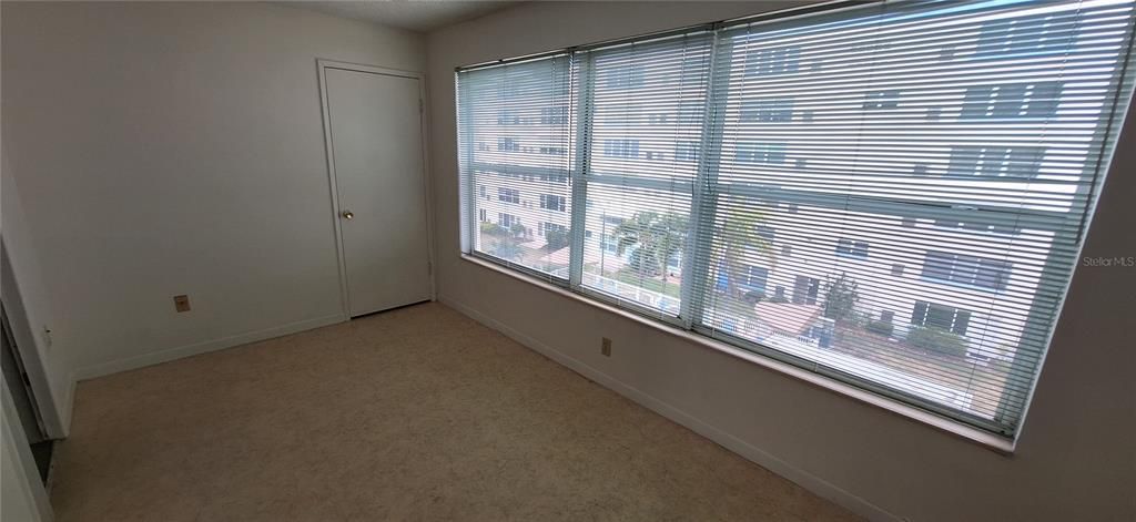 Active With Contract: $155,000 (1 beds, 1 baths, 815 Square Feet)