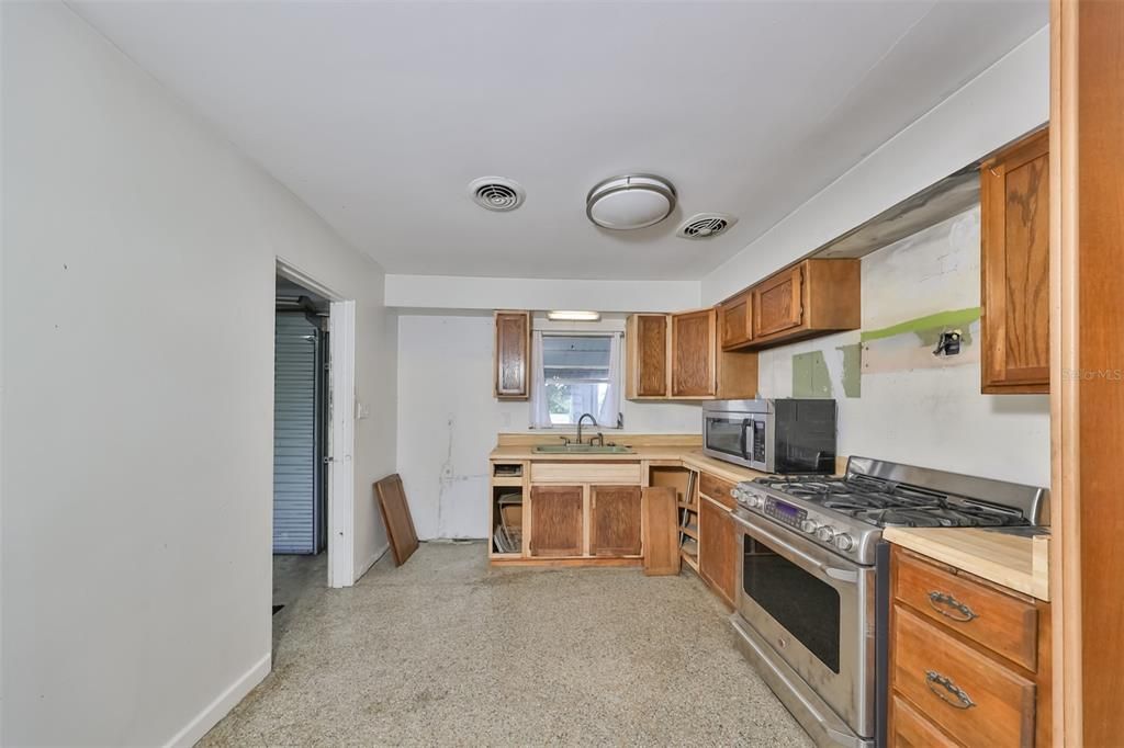 Active With Contract: $275,000 (2 beds, 1 baths, 1620 Square Feet)