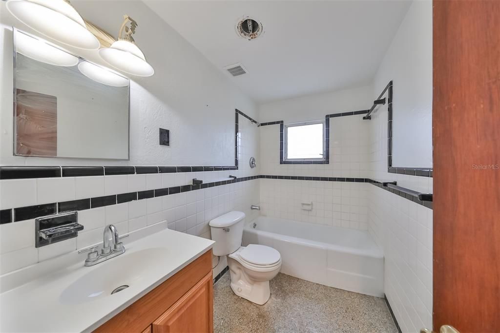 Active With Contract: $275,000 (2 beds, 1 baths, 1620 Square Feet)