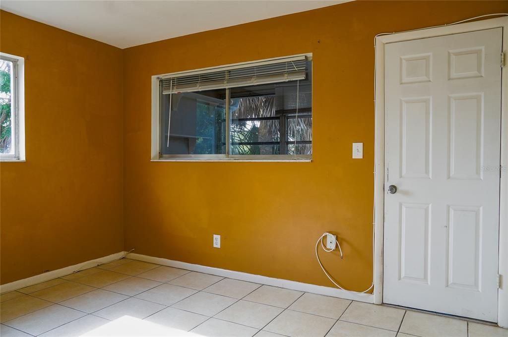 For Sale: $129,900 (1 beds, 1 baths, 660 Square Feet)