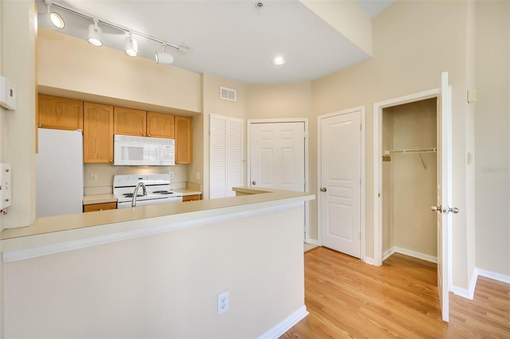 For Rent: $1,295 (1 beds, 1 baths, 566 Square Feet)