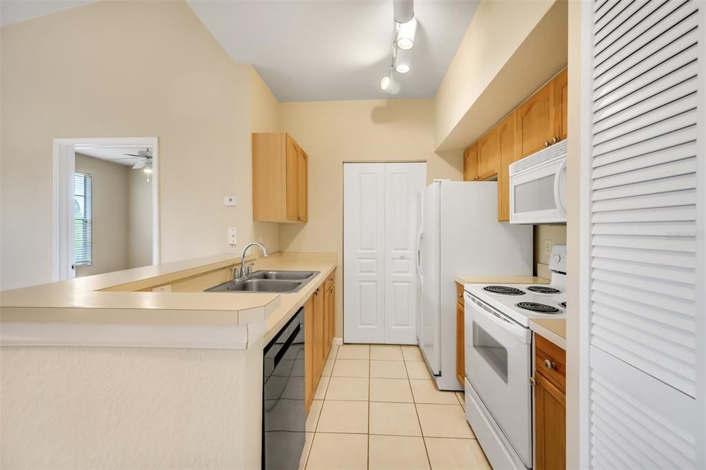 For Rent: $1,295 (1 beds, 1 baths, 566 Square Feet)