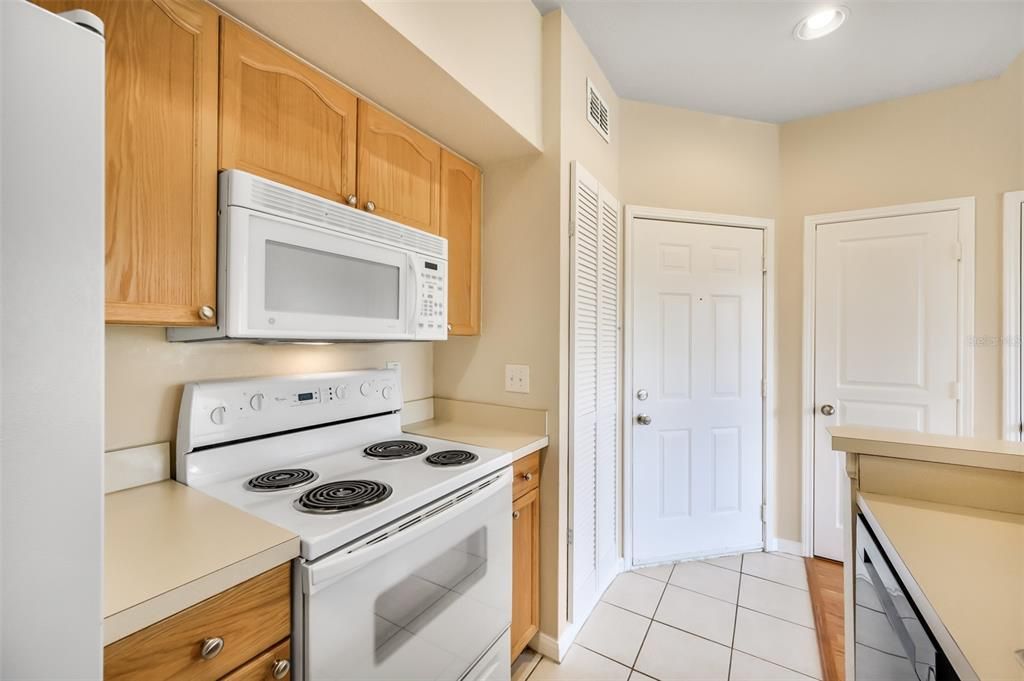 For Rent: $1,295 (1 beds, 1 baths, 566 Square Feet)