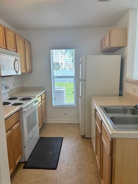 Recently Rented: $2,000 (3 beds, 2 baths, 1703 Square Feet)