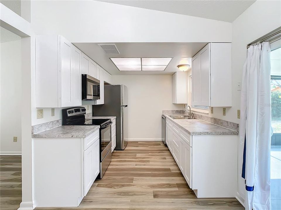 Active With Contract: $339,900 (3 beds, 2 baths, 1044 Square Feet)