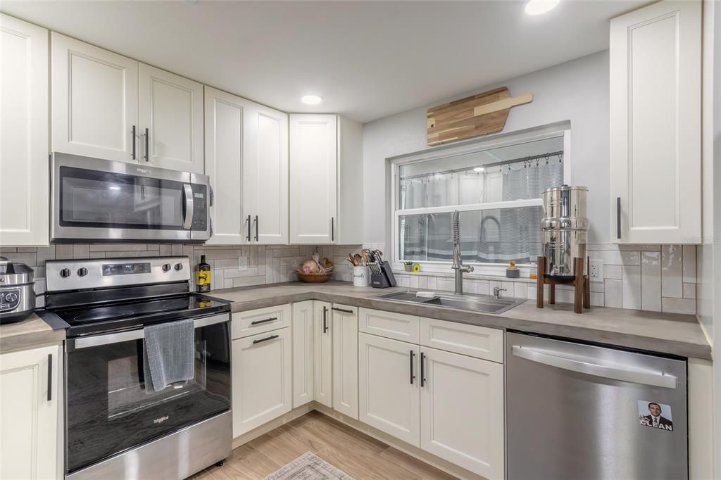 Active With Contract: $327,500 (3 beds, 2 baths, 1340 Square Feet)