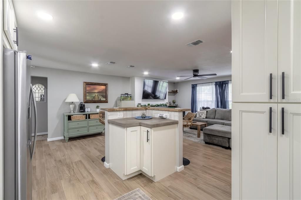Active With Contract: $327,500 (3 beds, 2 baths, 1340 Square Feet)