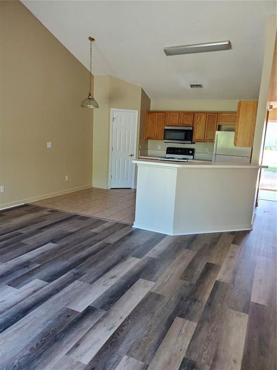Active With Contract: $1,575 (3 beds, 2 baths, 1282 Square Feet)