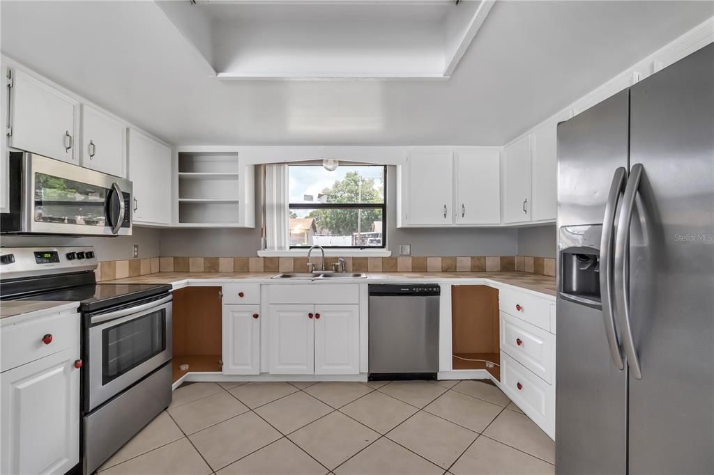 For Sale: $319,900 (4 beds, 2 baths, 1736 Square Feet)