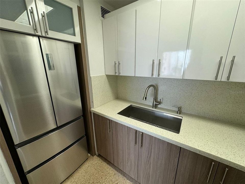 For Sale: $299,000 (1 beds, 1 baths, 614 Square Feet)