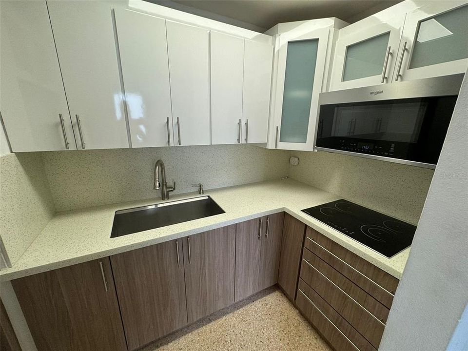 For Sale: $299,000 (1 beds, 1 baths, 614 Square Feet)