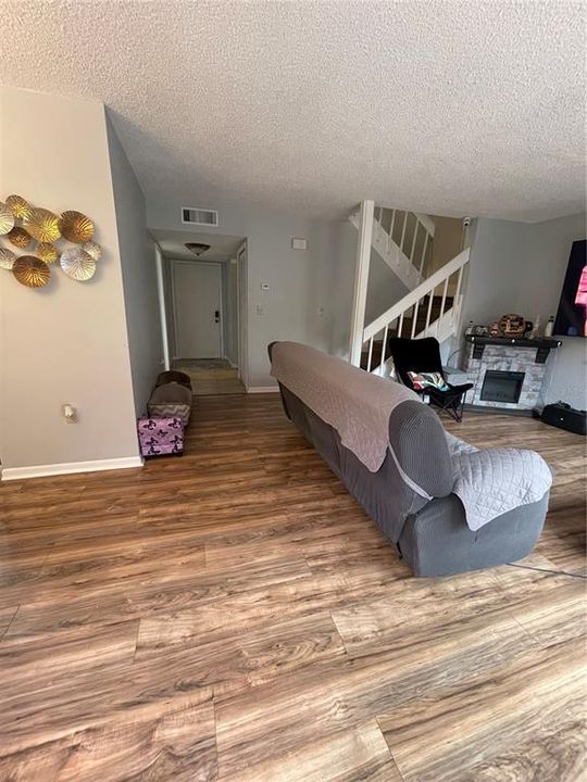 Active With Contract: $1,800 (2 beds, 2 baths, 1273 Square Feet)