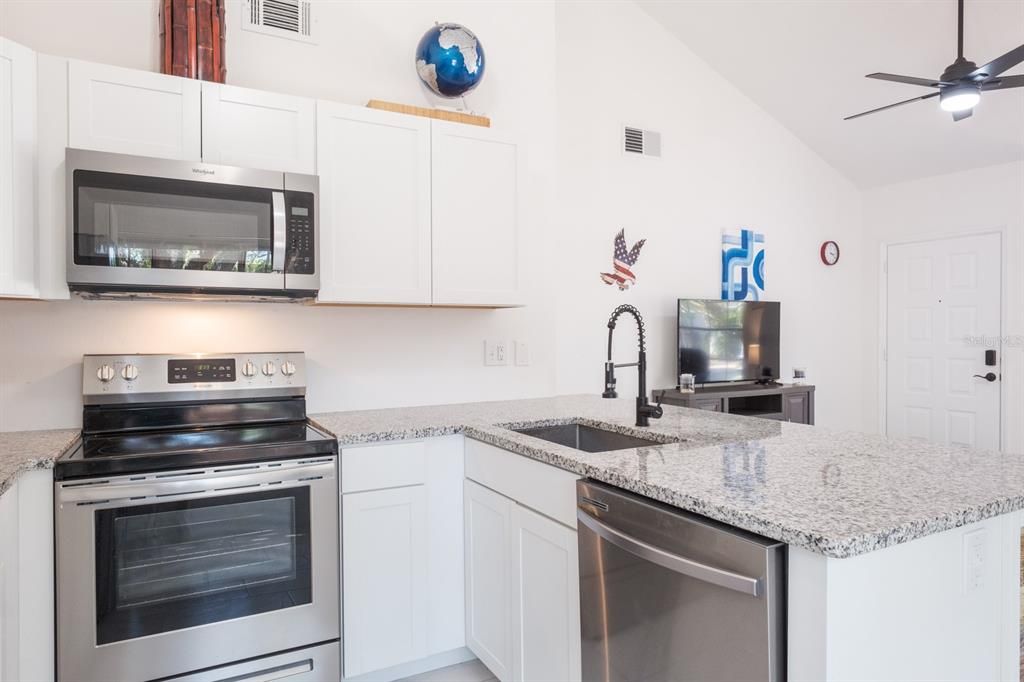 For Sale: $299,999 (2 beds, 1 baths, 797 Square Feet)