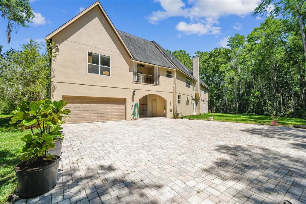 Paved brick porte-cochere driveway