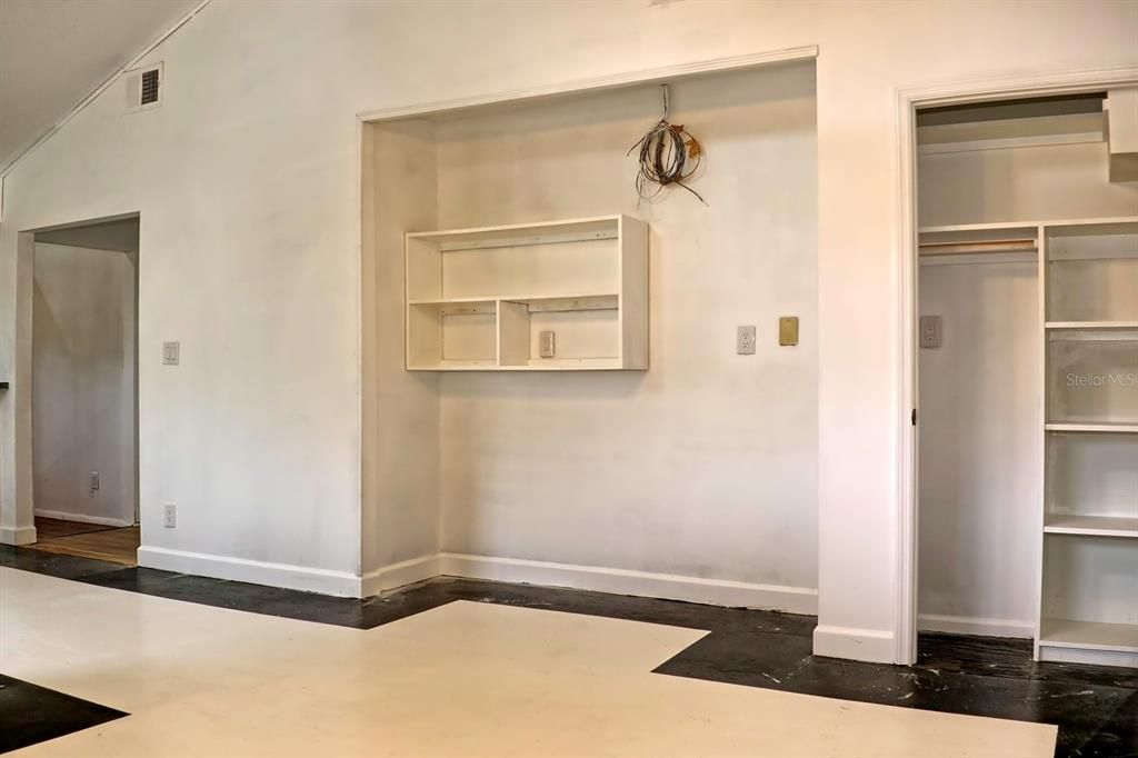 For Sale: $410,000 (2 beds, 1 baths, 1562 Square Feet)