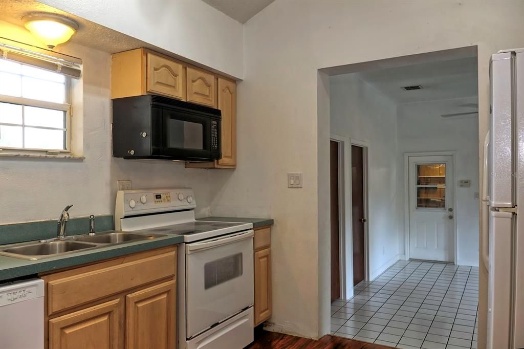 For Sale: $410,000 (2 beds, 1 baths, 1562 Square Feet)