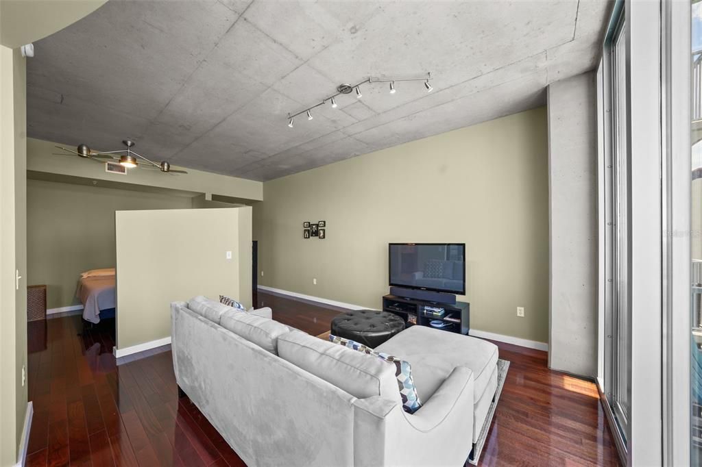 For Sale: $459,000 (1 beds, 1 baths, 684 Square Feet)