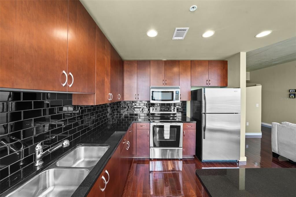 For Sale: $459,000 (1 beds, 1 baths, 684 Square Feet)