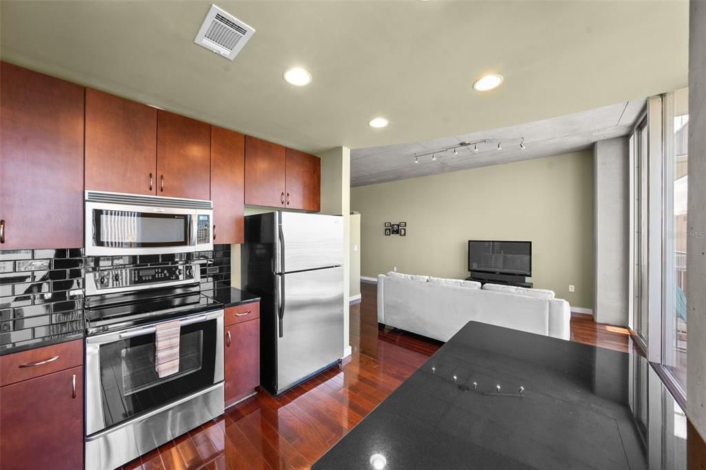 For Sale: $459,000 (1 beds, 1 baths, 684 Square Feet)