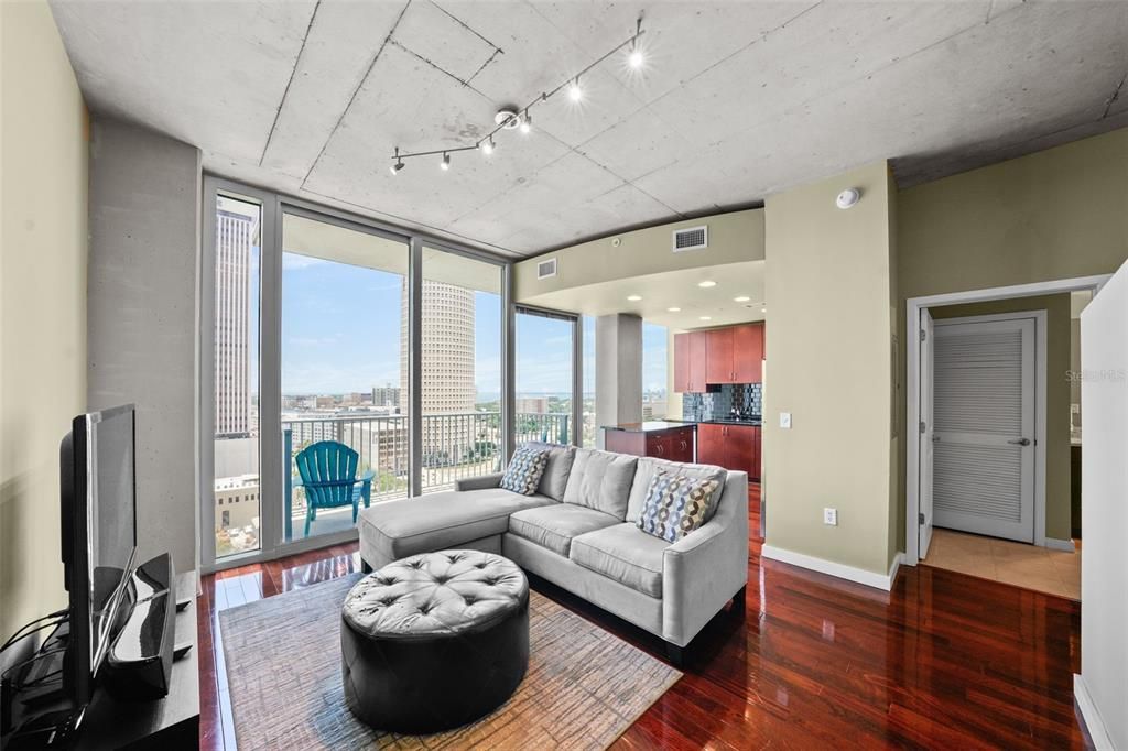 For Sale: $459,000 (1 beds, 1 baths, 684 Square Feet)